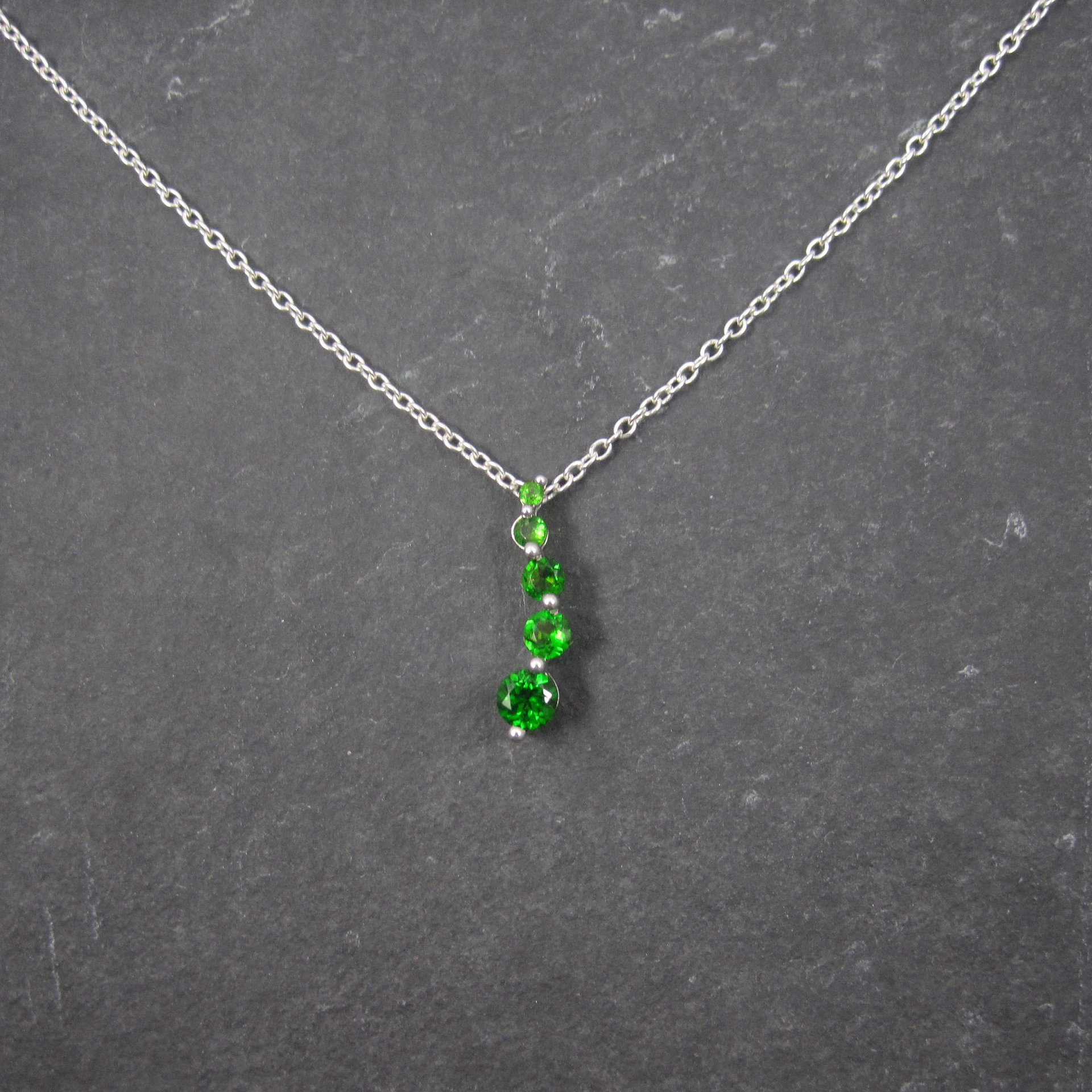 90s Vintage 10K Chrome Diopside Journey Pendant Necklace