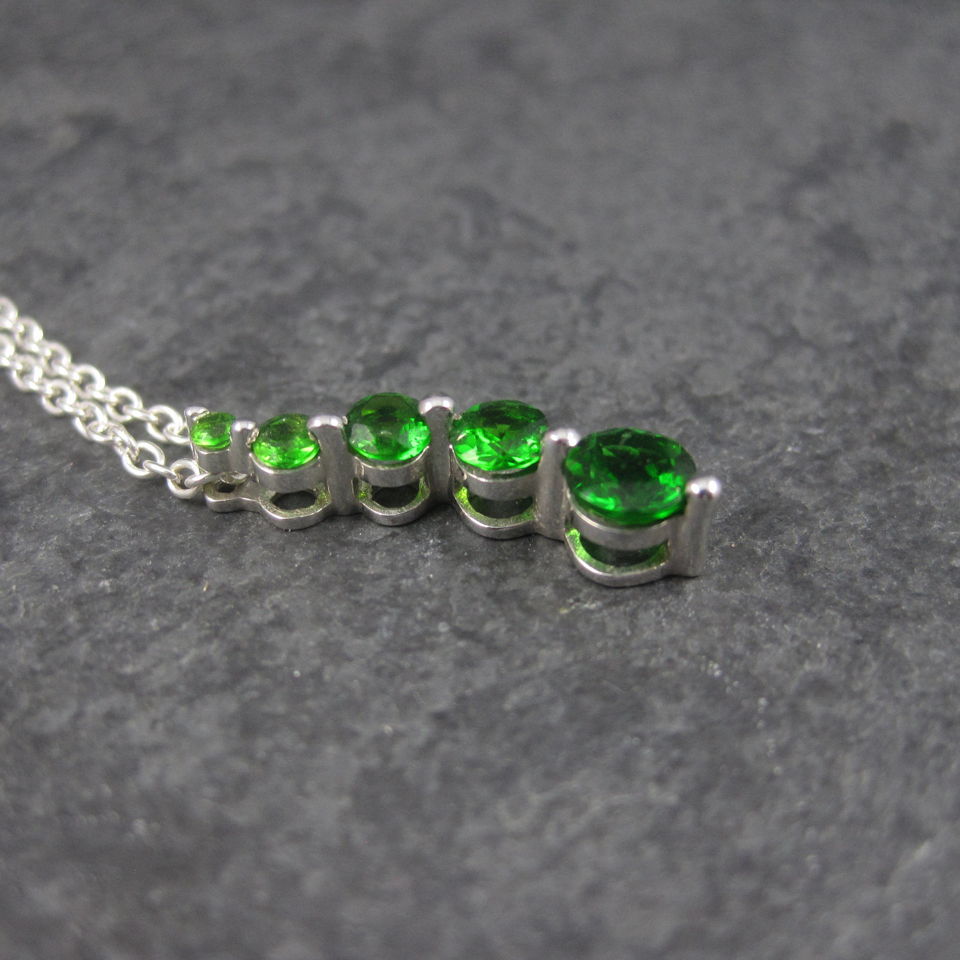 90s Vintage 10K Chrome Diopside Journey Pendant Necklace