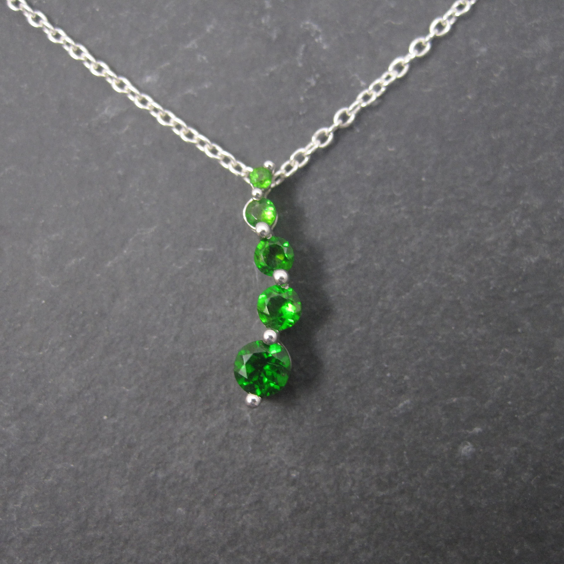 90s Vintage 10K Chrome Diopside Journey Pendant Necklace