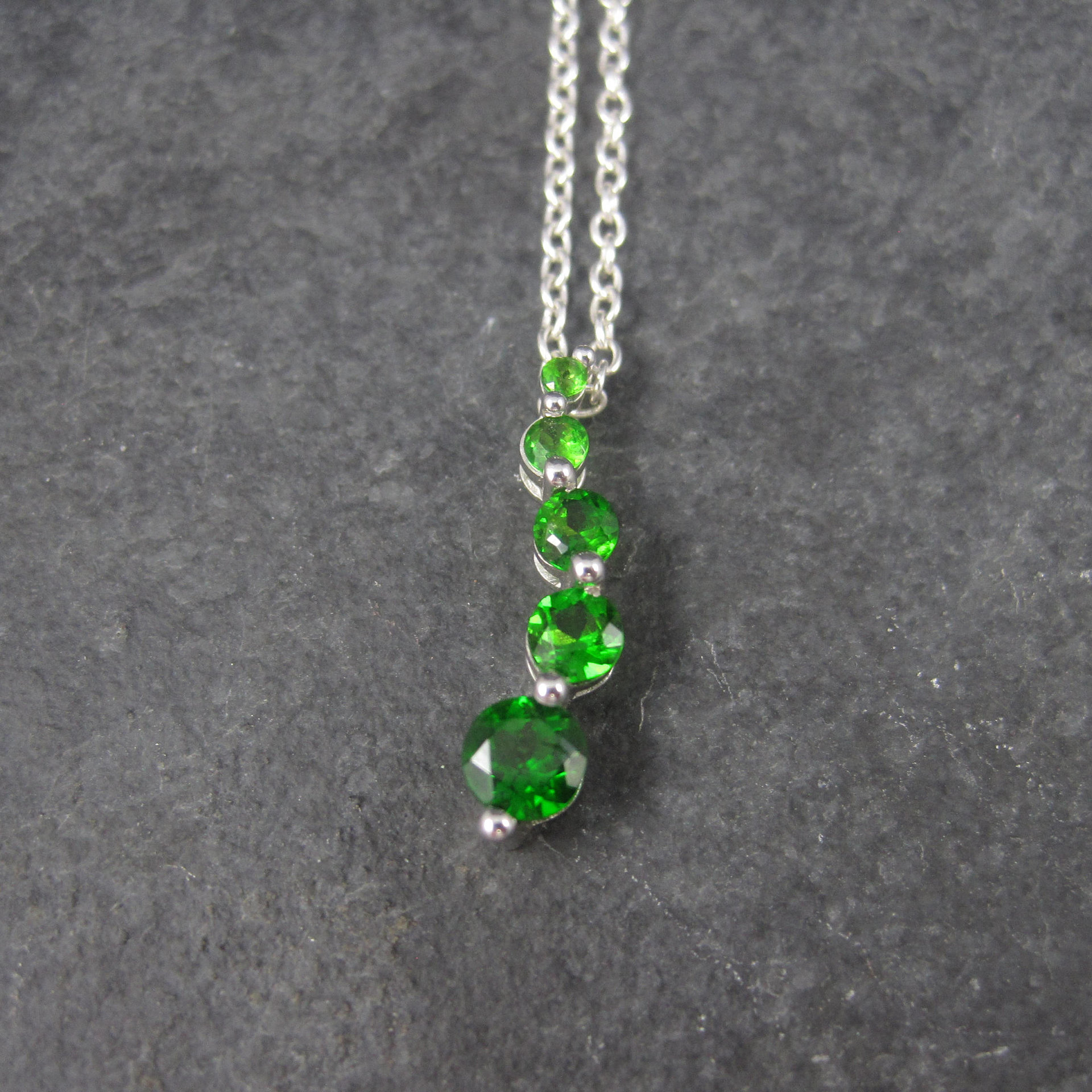 90s Vintage 10K Chrome Diopside Journey Pendant Necklace