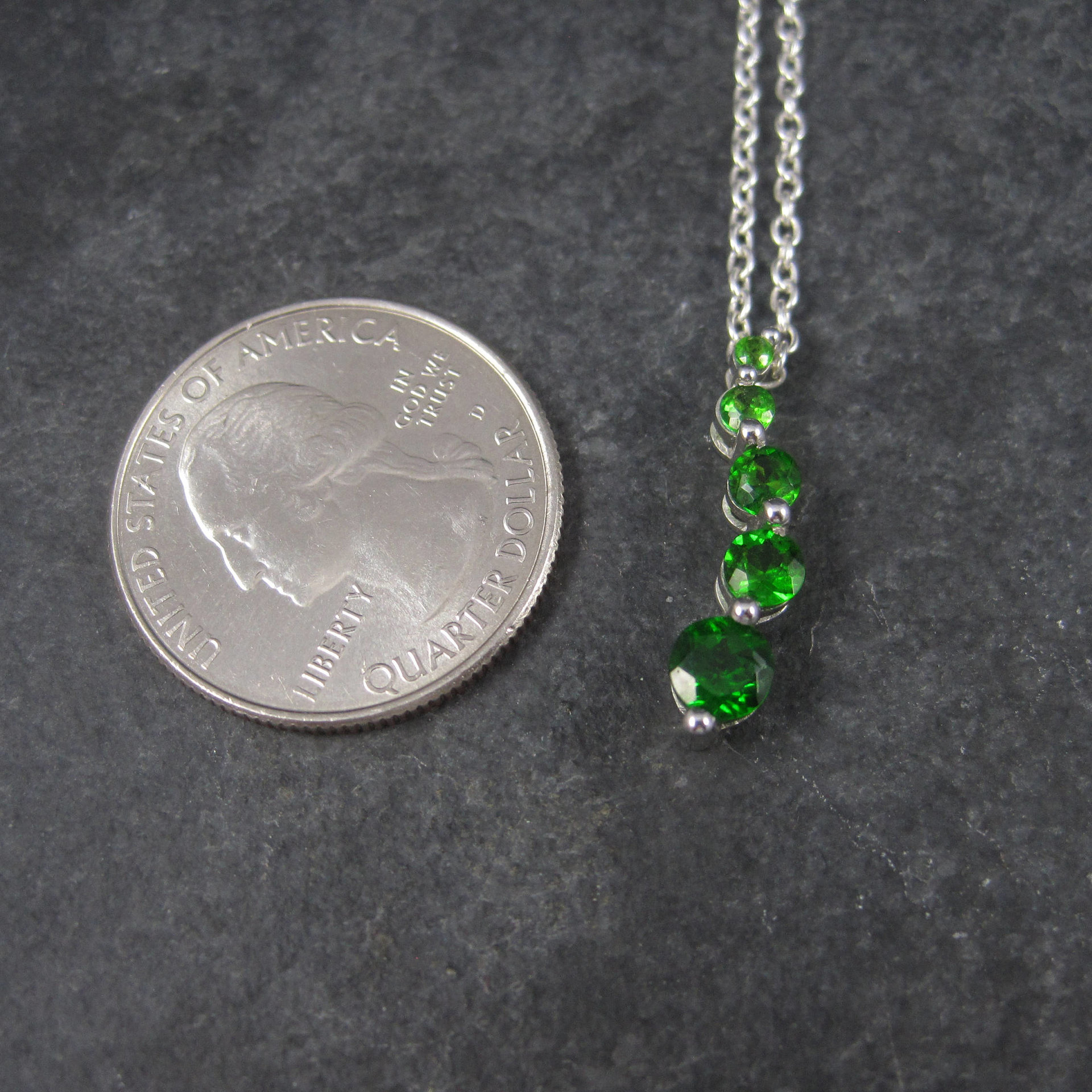 90s Vintage 10K Chrome Diopside Journey Pendant Necklace