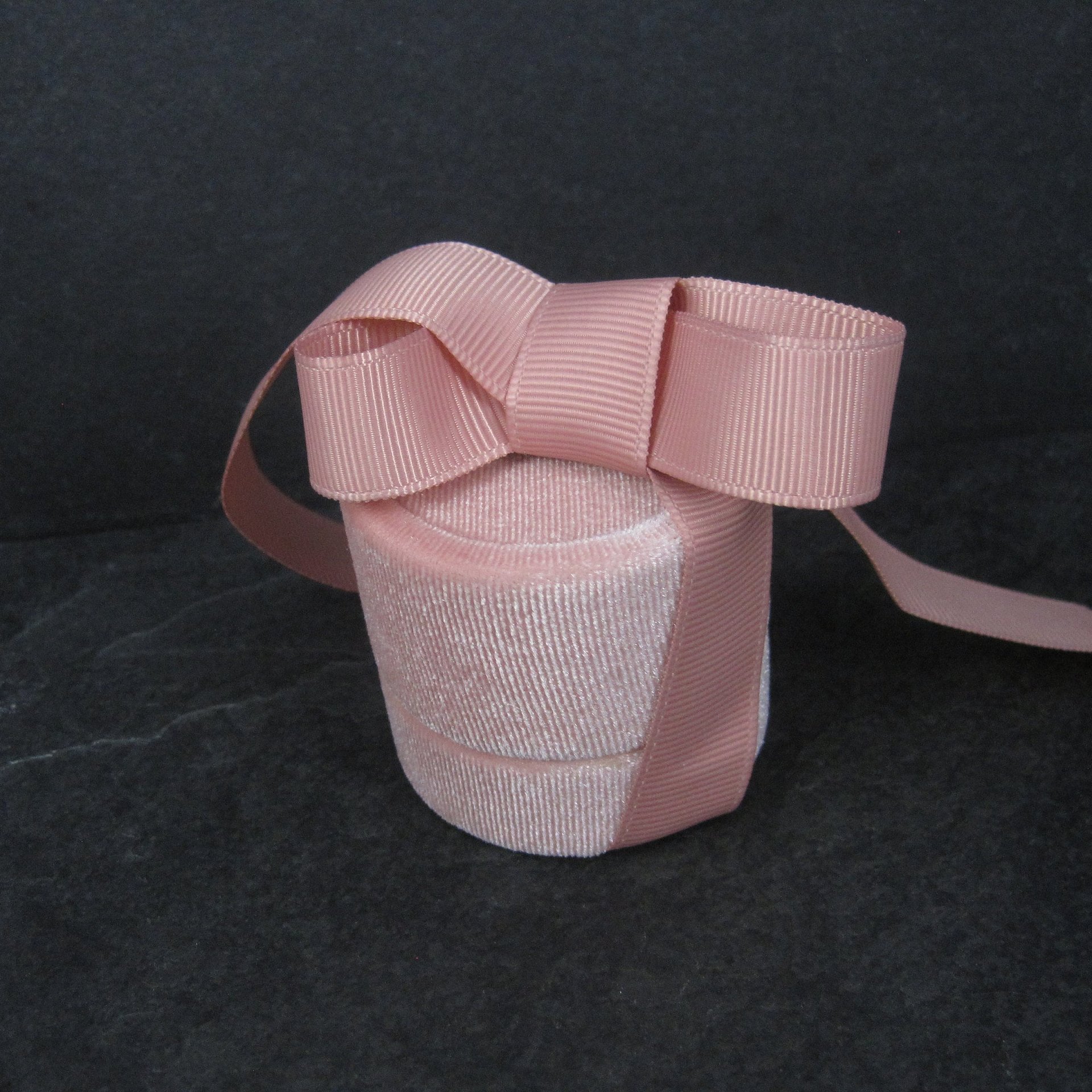 Antique Style Round Pink Velvet Ring Box