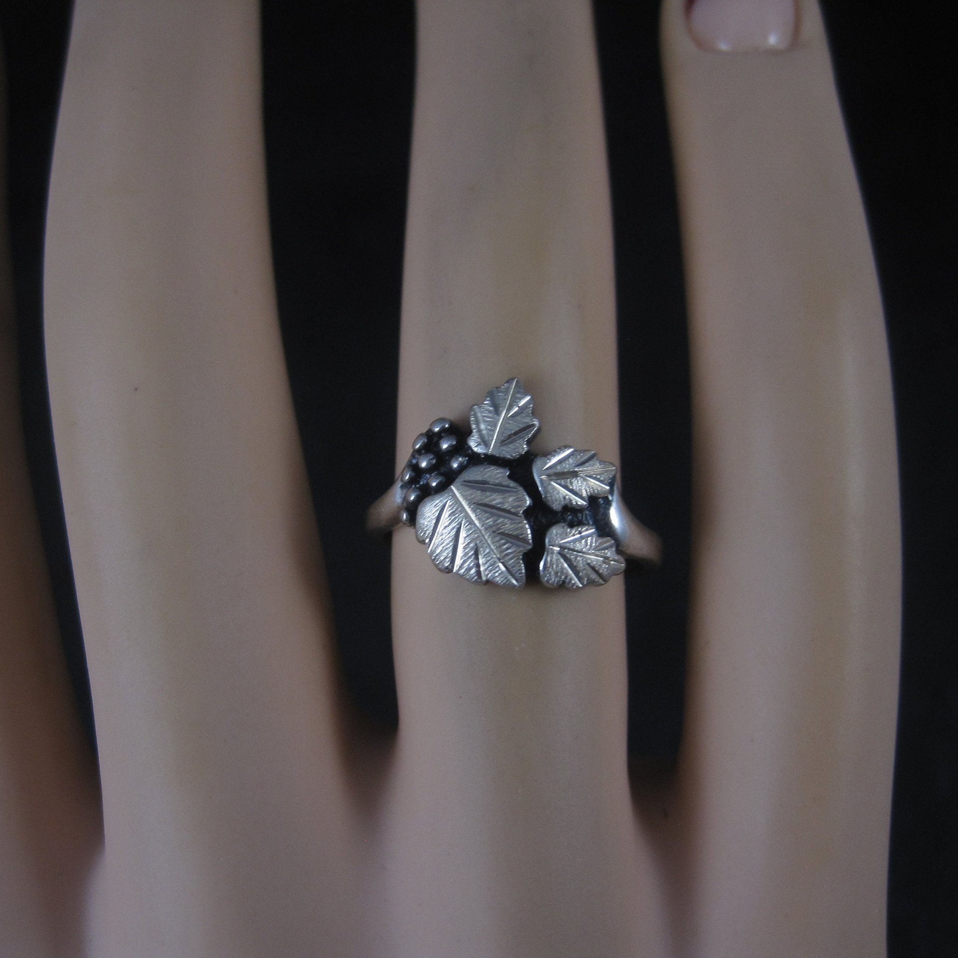 Vintage Sterling Black Hills Silver Leaf Ring Size 6