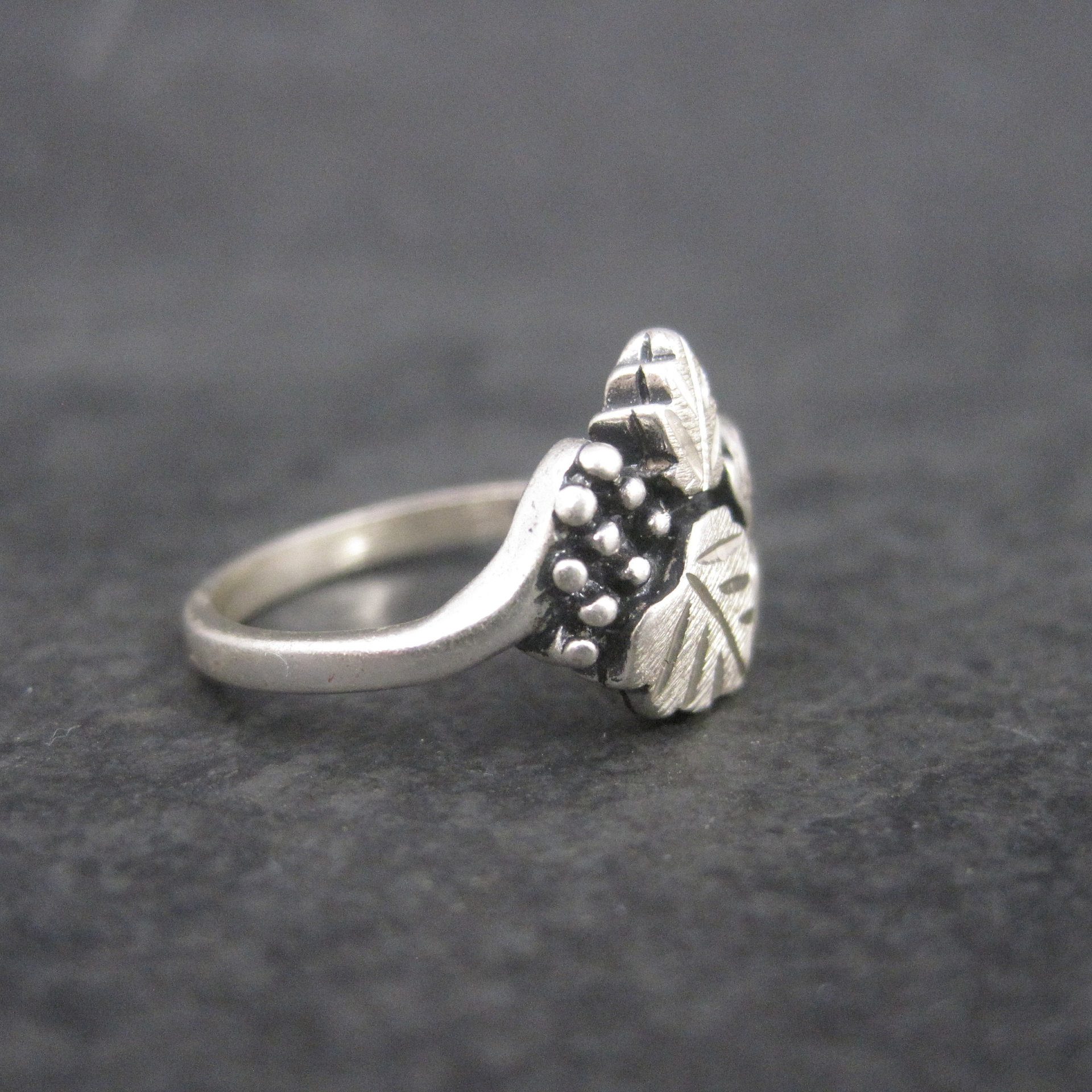 Vintage Sterling Black Hills Silver Leaf Ring Size 6