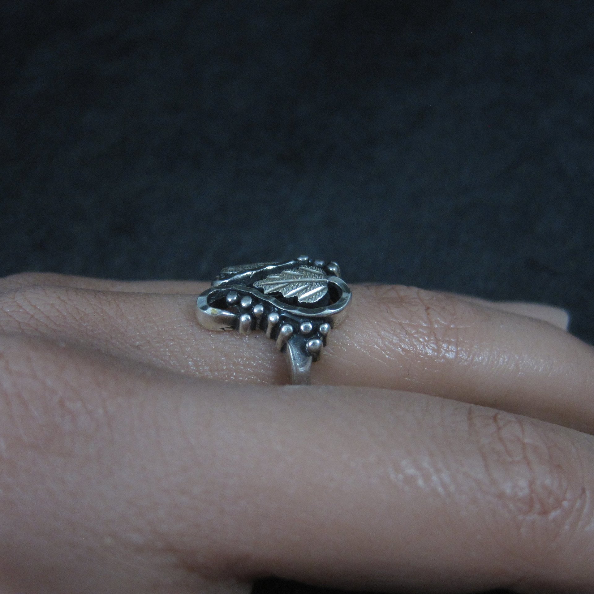 Ladies 90s Vintage Black Hills Silver Sterling Leaf Ring