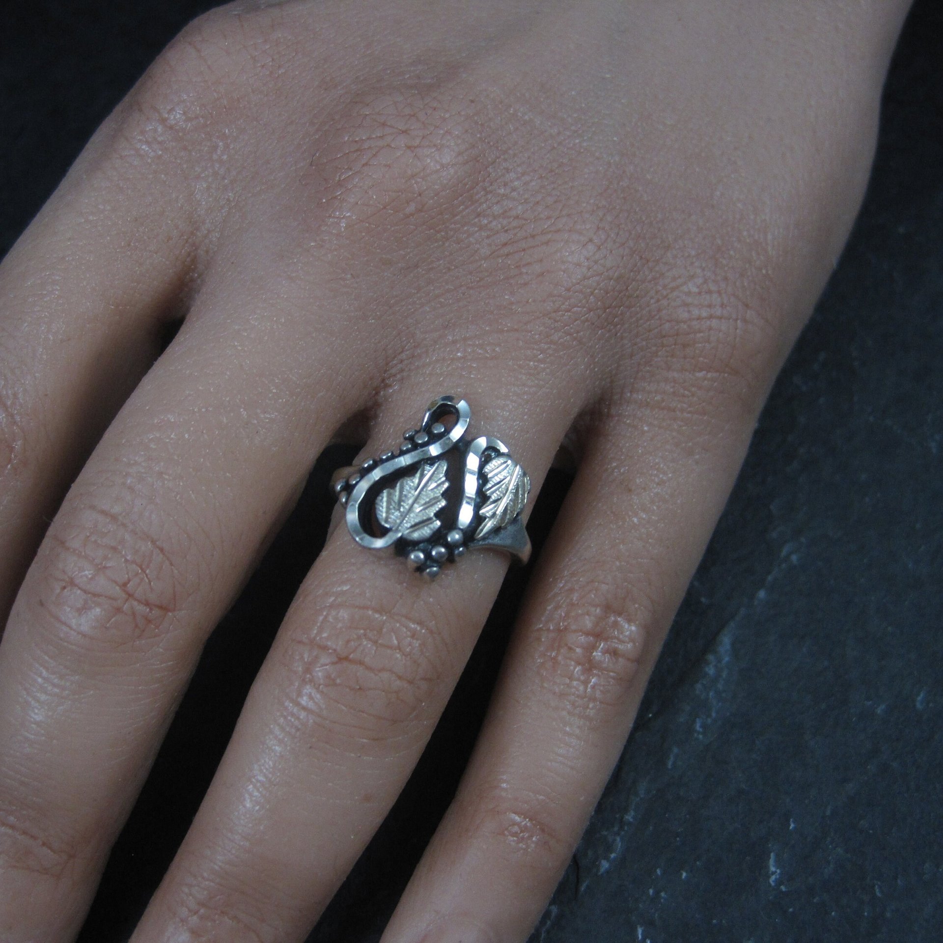 Ladies 90s Vintage Black Hills Silver Sterling Leaf Ring