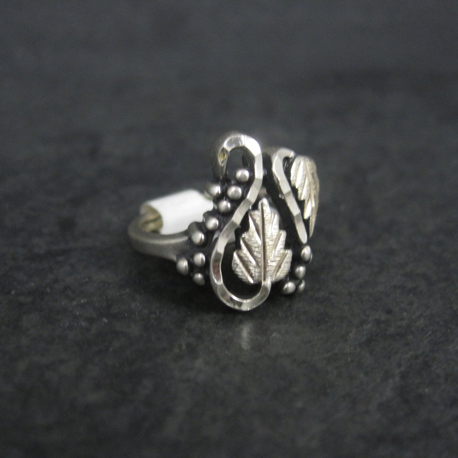Ladies 90s Vintage Black Hills Silver Sterling Leaf Ring