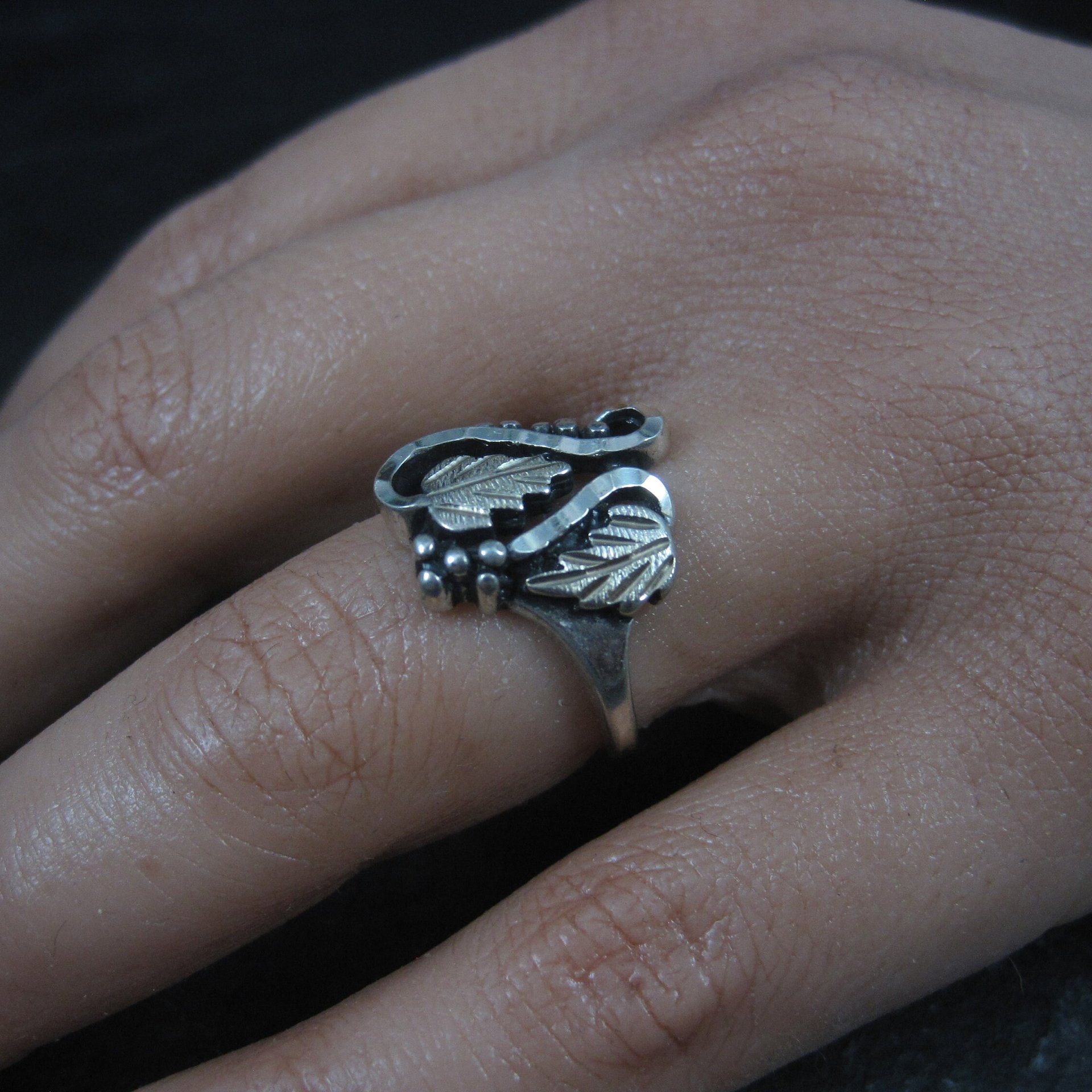 Ladies 90s Vintage Black Hills Silver Sterling Leaf Ring