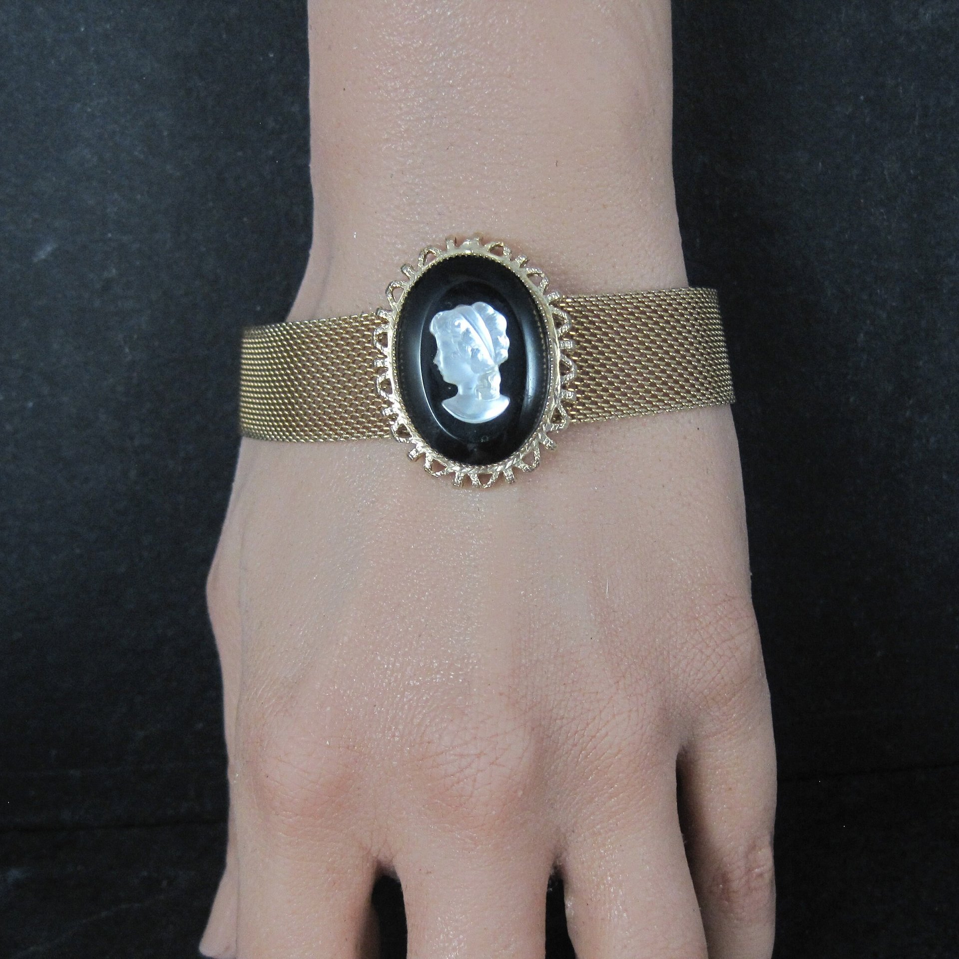 Vintage Glass Cameo Bracelet 7.5 Inches