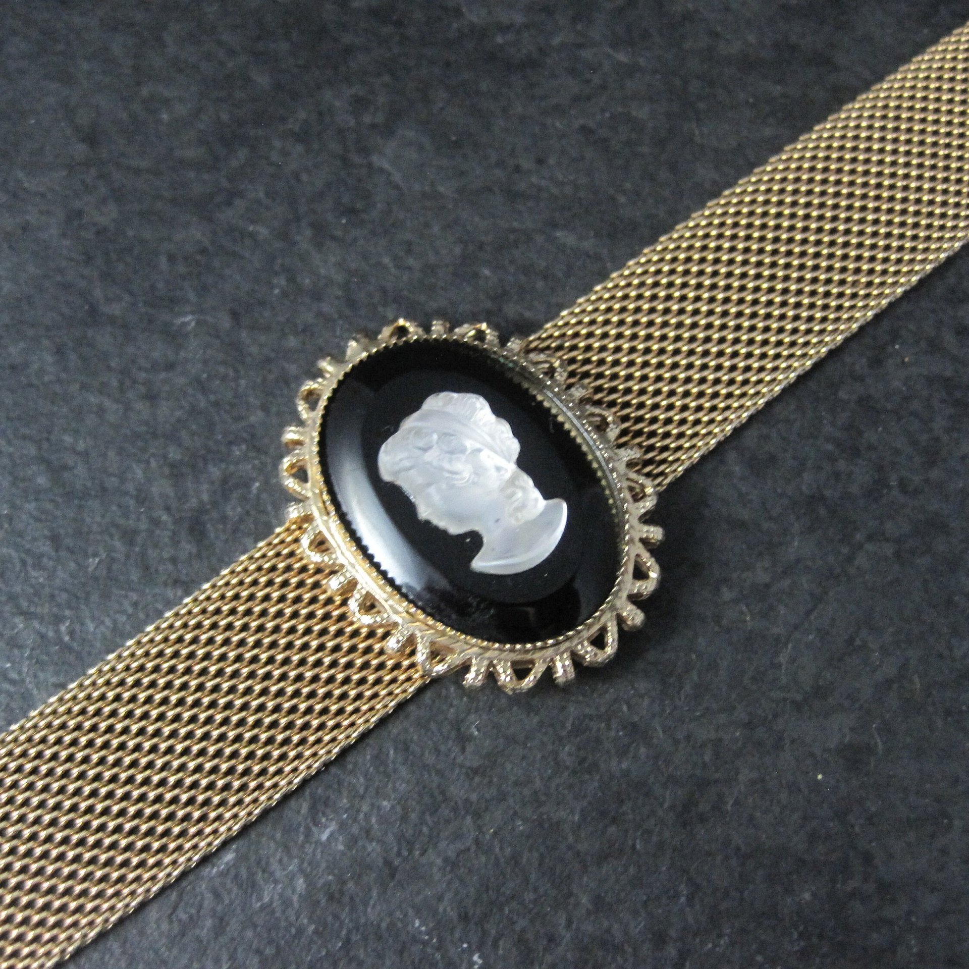Vintage Glass Cameo Bracelet 7.5 Inches