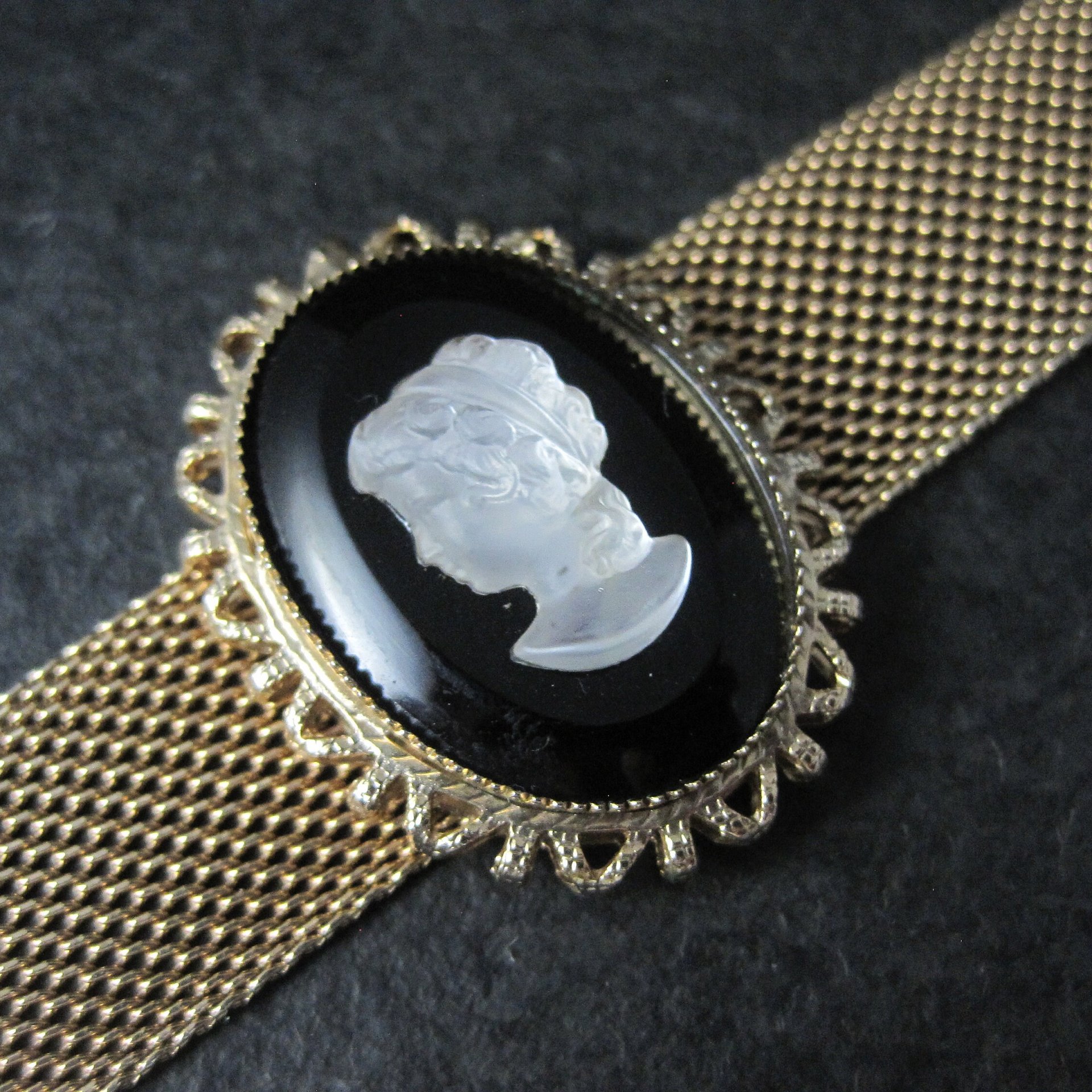 Vintage Glass Cameo Bracelet 7.5 Inches