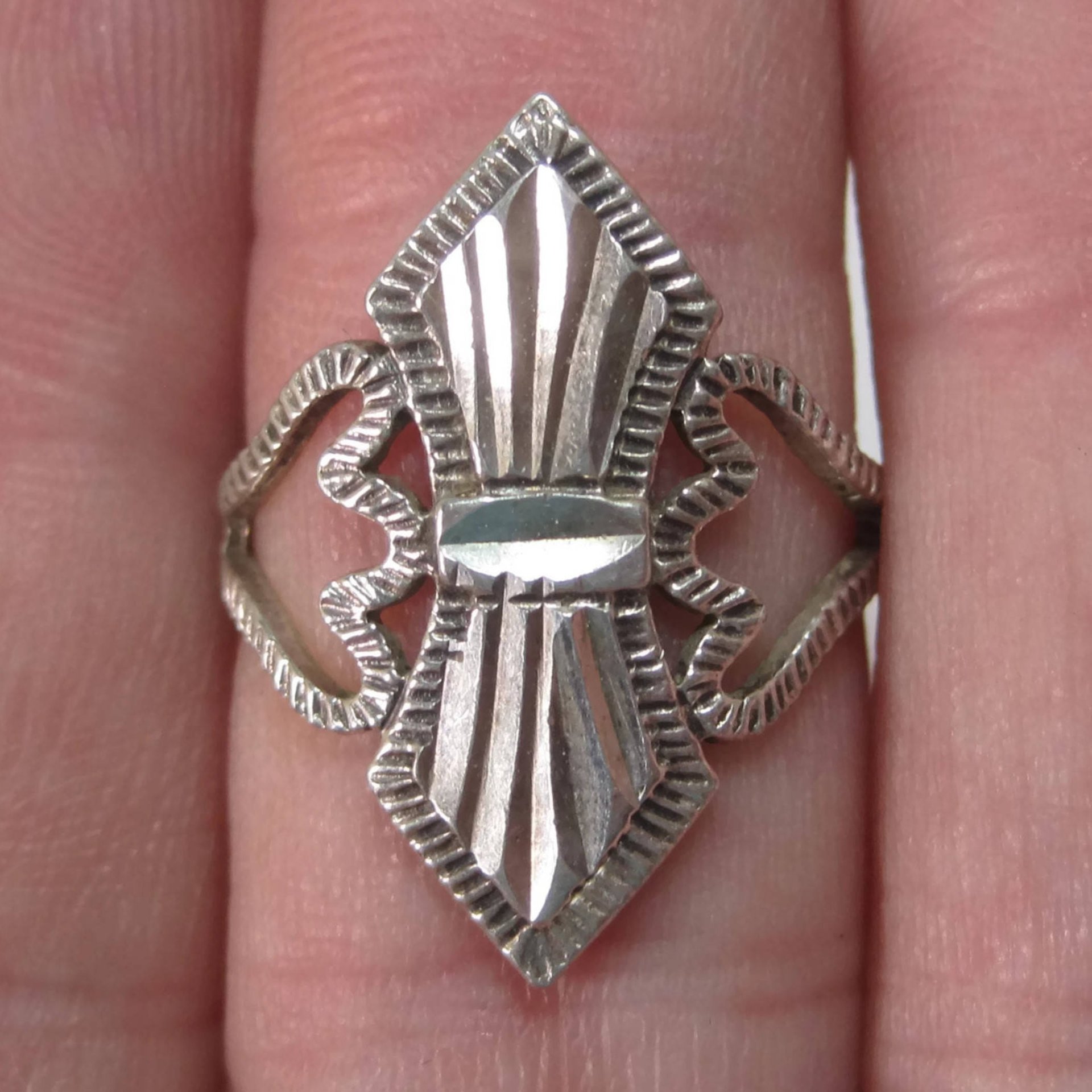Vintage Sterling Diamond Cut Ring Size 6
