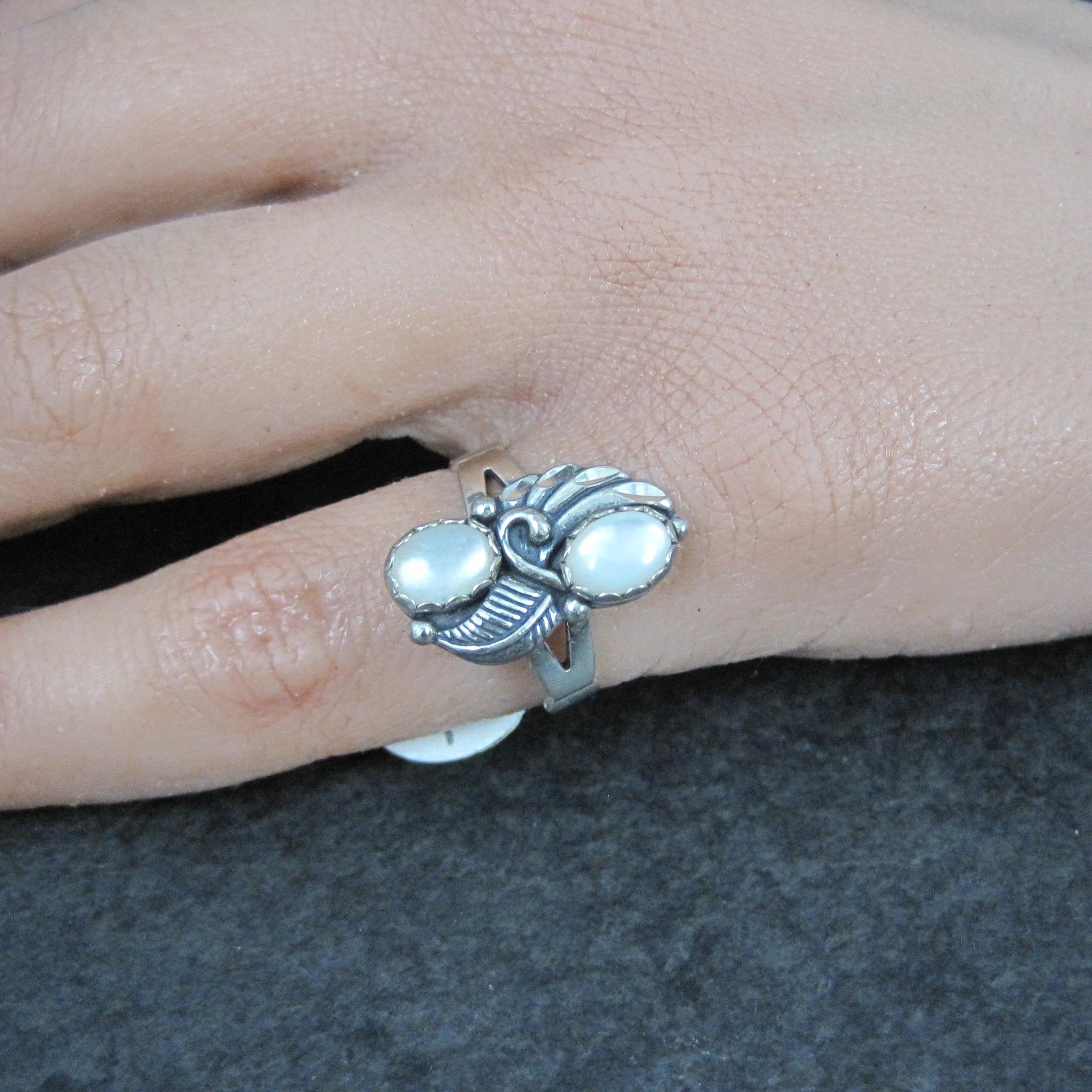 Vintage Southwestern Mother of Pearl Feather Ring