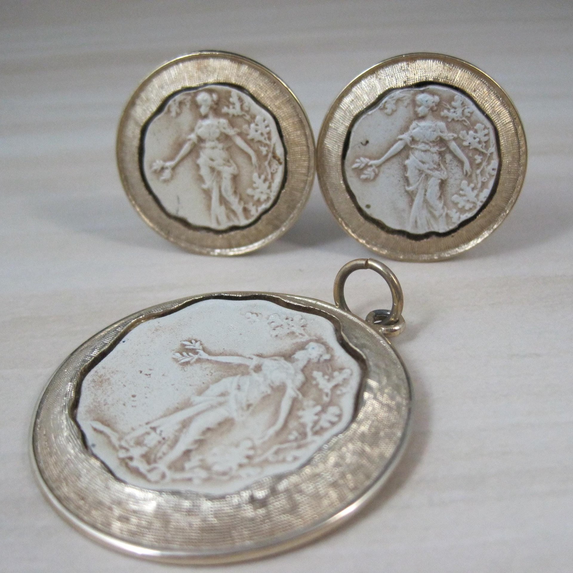 Vintage Cameo Pendant and Clip On Earrings Jewelry Set